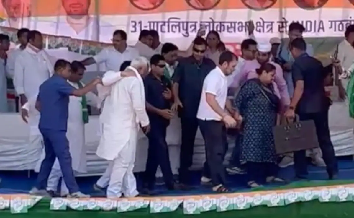 সময়টা ভালো যাচ্ছে না কংগ্রেস নেতা রাহুল গান্ধীর ? মঞ্চ ভেঙে পড়তে পড়তে কপালজোরে রক্ষা পেলেন তিনি